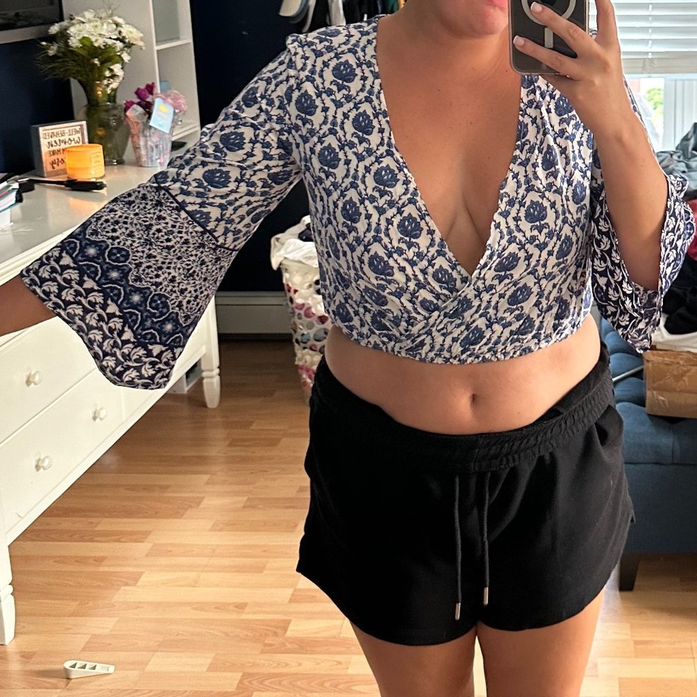 Versona Size XS Mediterranean print crop top